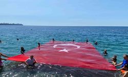 19 Mayıs’ı denizde dev Türk bayrağı açarak kutladılar