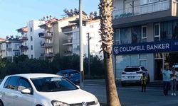 Annesinin elinden yola fırlayan 4 yaşındaki çocuğa otomobil çarptı