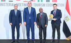 Antalya "2025 Yılı D-8 Turizm Şehri" ödülünü Kahire’deki bakanlar toplantısında aldı