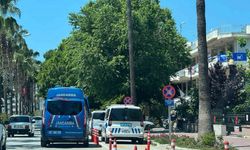 Başkasının kimliğini kullanan sürücü, 3 düzensiz göçmenle yakalandı