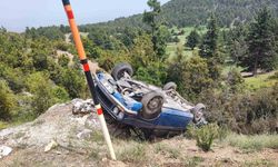 Gölhisar’da otomobil şarampole devrildi, 2 kişi hafif yaralandı
