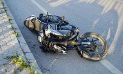 Kaldırımdaki trafik levhasına çarpan motosikletteki 2 kişi yaralandı