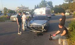 Manavgat’ta 2 otomobil çarpıştı: 3 yaralı