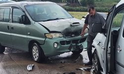 Osmaniye’de minibüs ile ticari araç çarpıştı