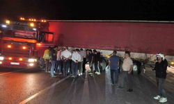 Tır sürücüsü direksiyon başında rahatsızlandı, yol trafiğe kapandı