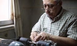 Andız kozalaklarının çekirdekleri Mustafa ustanın elinde tescilli tespihe dönüşüyor