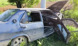 Burdur'da otomobilin elektrik direğine çarptığı kazada 2 kişi yaralandı