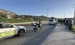 Burdur'da trafik levhasına çarpan motosikletteki 2 kişi yaralandı