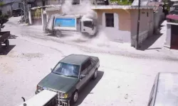Hatay'da çöp kamyonunun metruk eve çarptığı kaza güvenlik kamerasında
