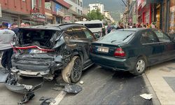 Hatay'da freni arızalanan iş makinesi park halindeki 4 araca çarptı