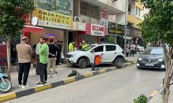 Hatay'da sürücüsünün fren yerine gaza bastığı cipin kaldırıma çıkması kamerada