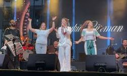 Isparta'da 2025 Uluslararası Gül Festivali kapsamında şarkıcı Öykü Gürman konser verdi