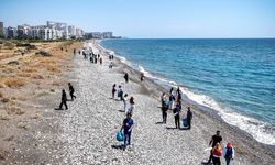 Mersin'de öğrenciler deniz kaplumbağalarının yuvalama alanlarını temizledi