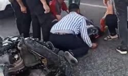 Motosiklet savruldu, sürücü ağır yaralandı: O anlar kamerada