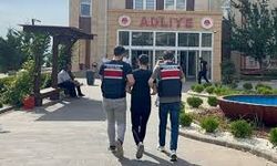 Motosikletin arkasına bağladığı köpeği metrelerce sürükledi