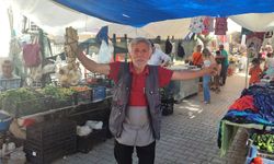 Şarkı Söyleyerek Ekmeğini Kazanan Pazarcı Herkese Neşe Saçıyor