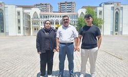 6 Üniversite Bitiren Baba, Kızıyla Aynı Sınıfta, Oğluyla Aynı Okulda Sınava Girdi