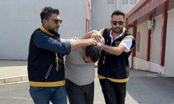 Adana'da annesini bıçakla öldüren şüphelinin olay yerine gelişi kamerada