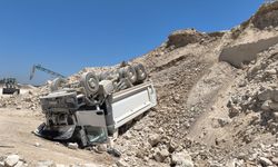 Adana'da devrilen hafriyat kamyonunun sürücüsü hayatını kaybetti