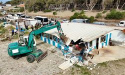 Adana'da Karataş sahil şeridindeki kaçak yapılar yıkılıyor