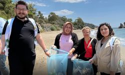 Anamur'da AK Parti İlçe Teşkilatı sahili temizledi