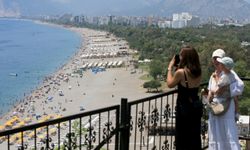 Antalya sahillerinde arife günü yoğunluğu yaşanıyor