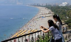 Antalya sahillerinde Kurban Bayramı'nın ilk gününde yoğunluk yaşanıyor