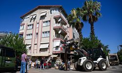 Antalya'da 6 katlı binadan 20 kamyon çöp çıktı