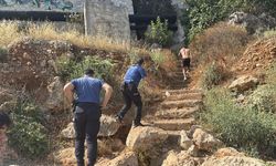 Antalya'da sahildeki kayalıkta otururken üzerine skuter düşen çocuk yaralandı