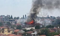 Antalya'da tarihi Kaleiçi'nde çıkan yangına müdahale ediliyor
