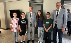 Erdemli'de bursluluk sınavından tam puan alan 4 öğrenci ödüllendirildi