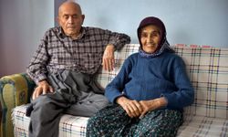 Görme yetisini kaybeden 77 yıllık eşine "ışık" oluyor