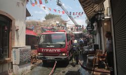 GÜNCELLEME - Antalya'da tarihi Kaleiçi'nde çıkan yangına müdahale ediliyor