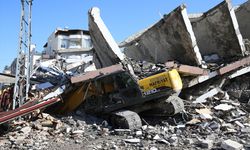 Hatay'da ağır hasarlı bina yıkım sırasında iş makinesinin üzerine çöktü