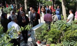 Hatay'da bayram arifesinde şehitlerin ve depremlerde ölenlerin mezarları ziyaret edildi
