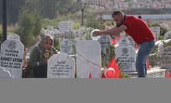 Hatay'da bayramın ilk günü Narlıca Deprem Mezarlığı ziyaret edildi