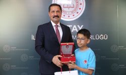 Hatay'da bursluluk sınavında tam puan alan öğrenciler ödüllendirildi