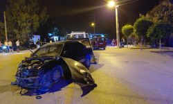 Hatay'da hafif ticari araç ile otomobilin çarpıştığı kazada 6 kişi yaralandı