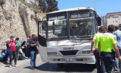 Hatay’da tıra çarpan işçi servisindeki 2 kişi yaralandı