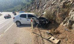 Kaş'ta kayalıklara çarpan otomobildeki iki kişi yaralandı
