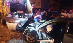 Mersin'de otomobil çöp kamyonuna çarptı, 1 kişi öldü, 4 kişi yaralandı