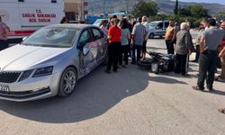 Samandağ'da otomobille çarpışan motosikletteki 2 kişi yaralandı
