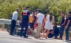 Antalya’da motosiklet devrildi, sürücü yaralandı