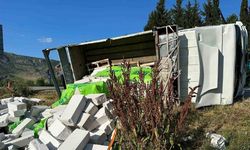 Çeltikçi’de gaz beton yüklü kamyonet şarampole devrildi