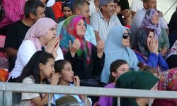 Eşler, çocuklar sahada kadınlar tribünde
