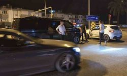Kırmızı ışık ihlali yapan tur minibüsü otomobile çarptı