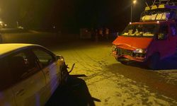 Manavgat’ta kamyonetle otomobil çarpıştı: 3 yaralı