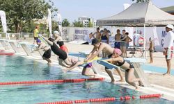 Mersin’de çocuklar, hem yüzme öğreniyor hem de eğleniyor
