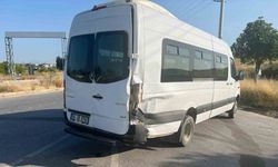Motosiklet minibüse çarptı, sürücü ağır yaralandı