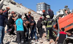 Ağır Hasarlı Bina Yıkılırken İş Makinesinin Üzerine Devrildi